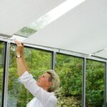 Staré punčochy jako závěsy v skleníku: geniální řešení na difúzní světlo