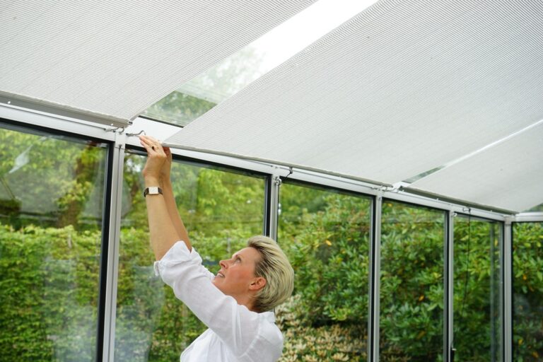 Staré punčochy jako závěsy v skleníku: geniální řešení na difúzní světlo