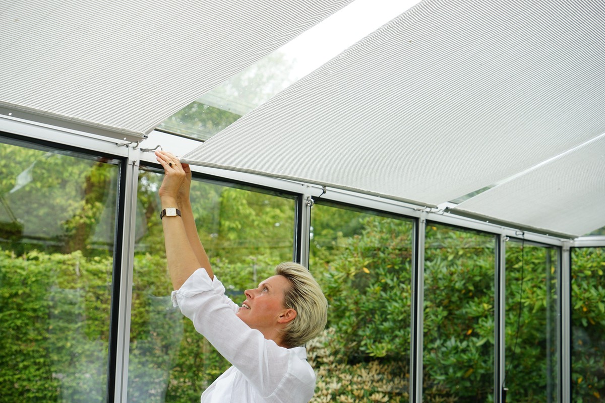 Staré punčochy jako závěsy v skleníku: geniální řešení na difúzní světlo