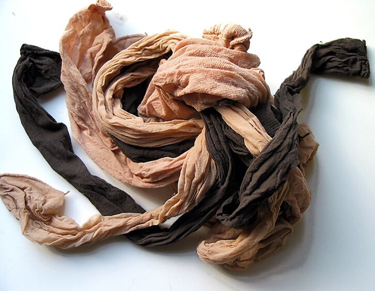 Staré punčochy jako závěsy do skleníku - improvizované stínění za korunu - image 1